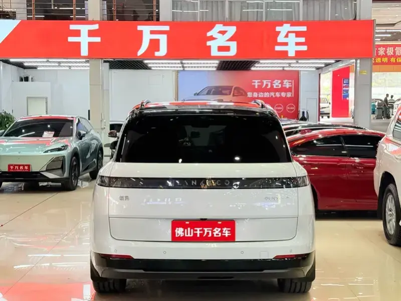 2025 Lynk & Co 900 с пробегом 17 000 км