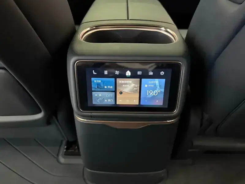 2025 Lynk & Co 900 с пробегом 17 000 км