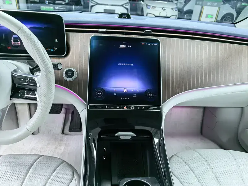 2025 Mercedes-Benz EQE с пробегом 21 800 км