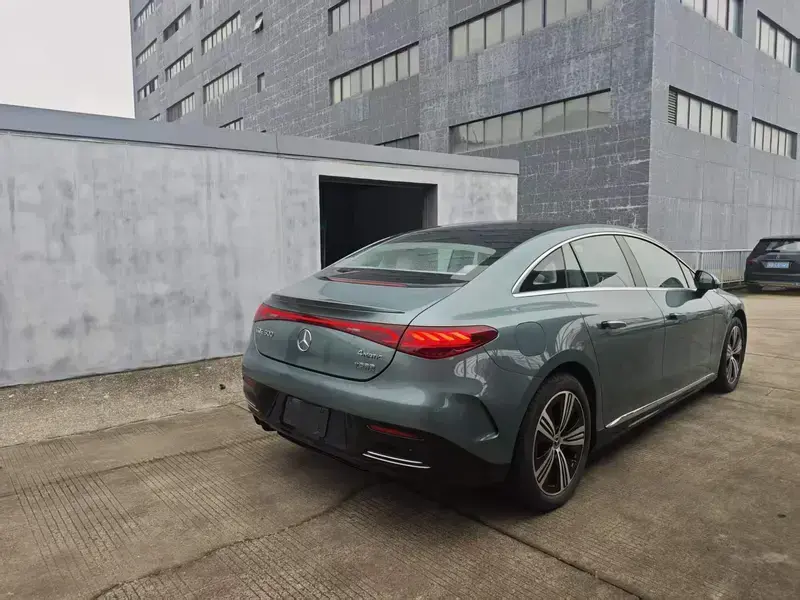 2025 Mercedes-Benz EQE с пробегом 17 000 км