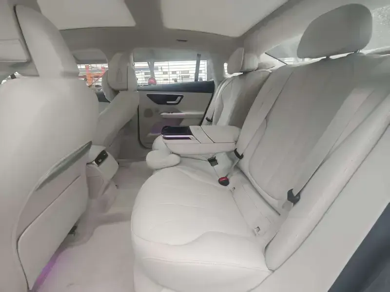 2025 Mercedes-Benz EQE с пробегом 17 000 км