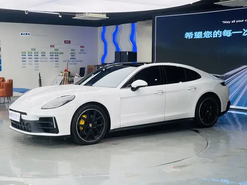 2024 Porsche Panamera с пробегом 18 000 км