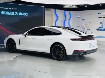 2024 Porsche Panamera с пробегом 18 000 км