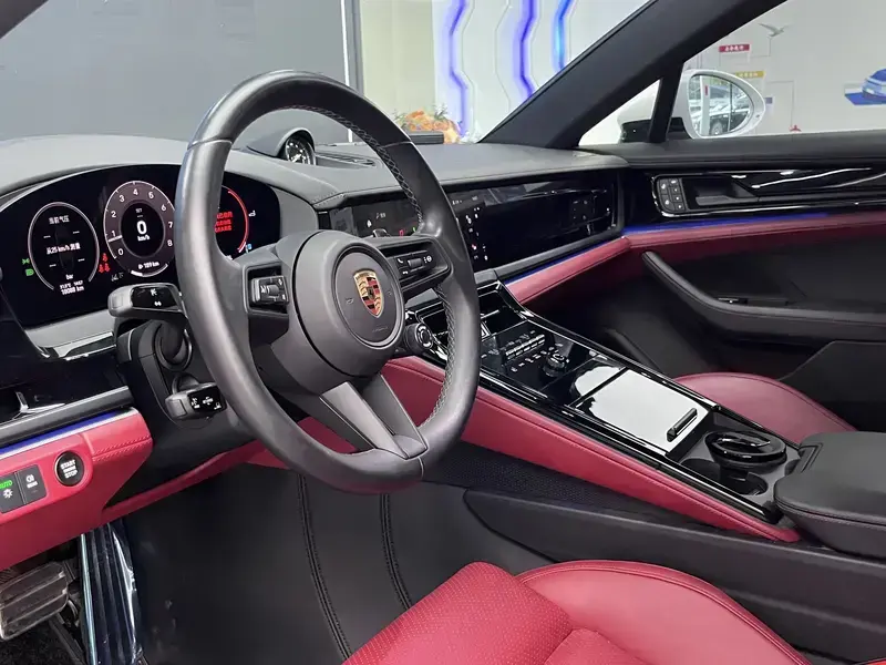 2024 Porsche Panamera с пробегом 18 000 км