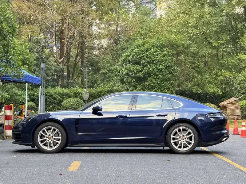2023 Porsche Panamera с пробегом 17 000 км