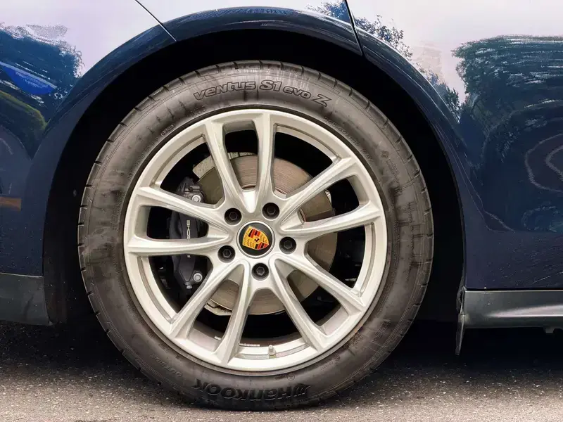 2023 Porsche Panamera с пробегом 17 000 км