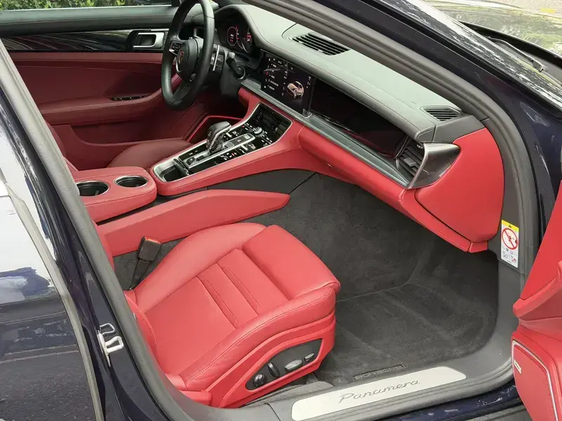 2023 Porsche Panamera с пробегом 17 000 км