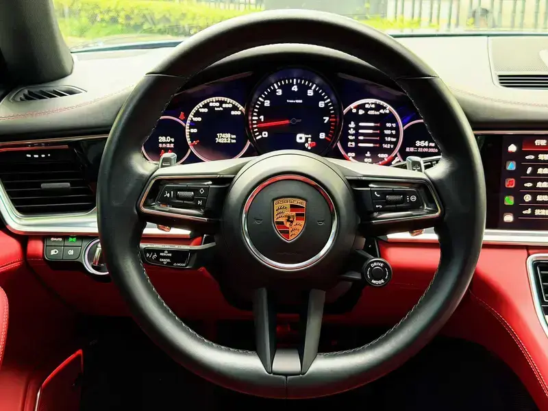 2023 Porsche Panamera с пробегом 17 000 км