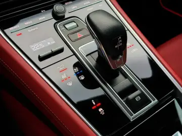 2023 Porsche Panamera с пробегом 17 000 км