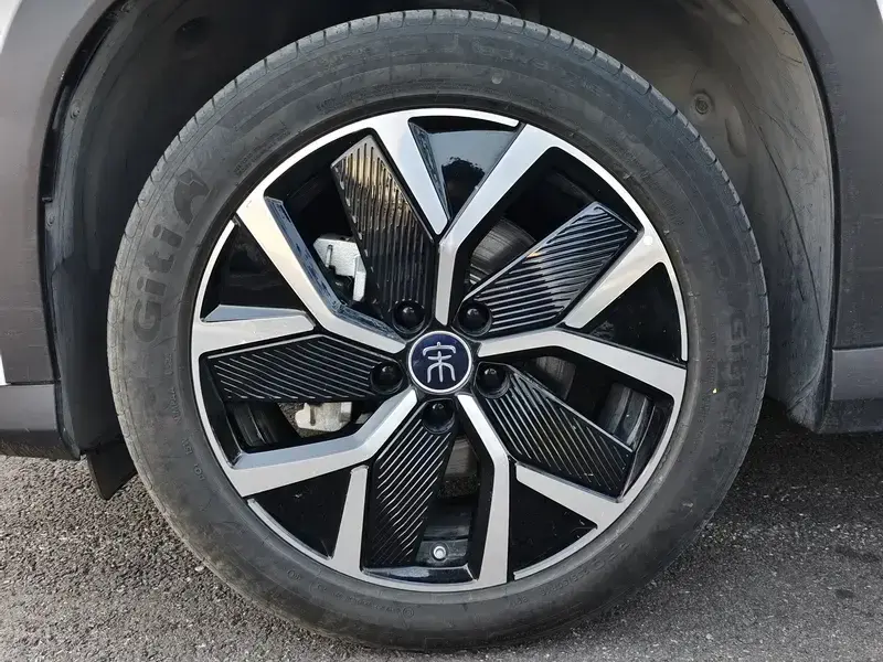 2025 BYD Song L с пробегом 14 000 км