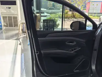 2025 BYD Song L с пробегом 8 000 км