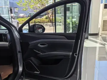 2025 BYD Song L с пробегом 8 000 км
