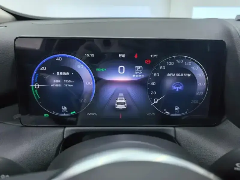 2025 Hongqi HS3 с пробегом 7 000 км