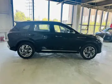 2025 Hongqi HS3 с пробегом 100 км