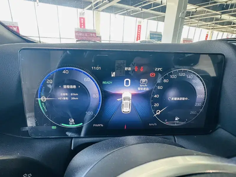 2025 Hongqi HS3 с пробегом 100 км