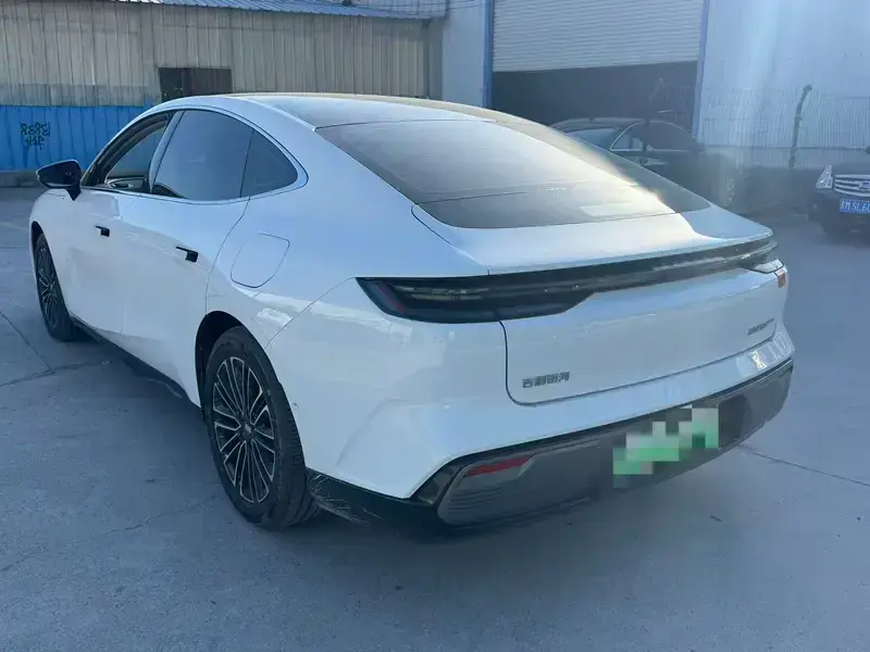 2025 Geely Galaxy Xingyao 8 с пробегом 18 000 км