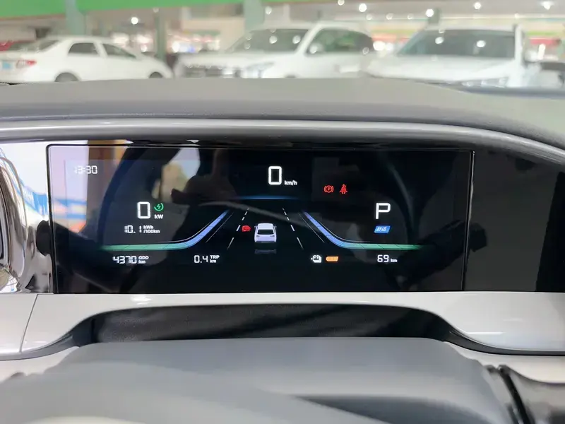 2025 Geely Starry Wish с пробегом 4 000 км