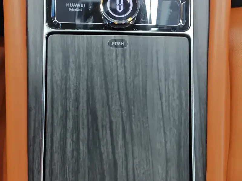 2024 Aito AITO M9 с пробегом 34 600 км