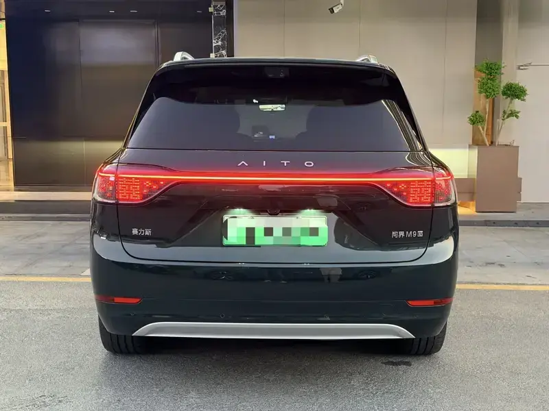2025 Aito AITO M9 с пробегом 24 000 км