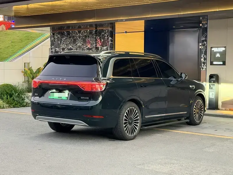 2025 Aito AITO M9 с пробегом 24 000 км