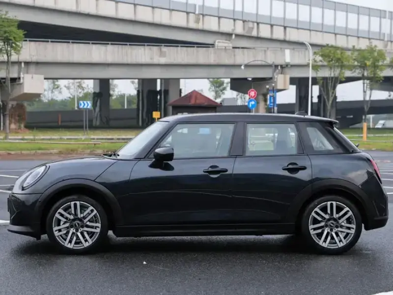 2025 Mini Electric MINI COOPER с пробегом 4 000 км