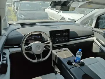 2025 Voyah Dreamer с пробегом 33 500 км