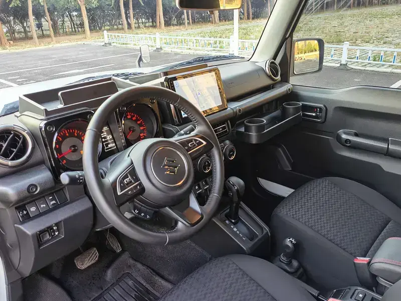 2025 Suzuki Jimny с пробегом 8 000 км