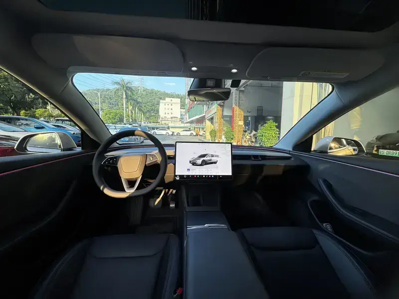 2025 Tesla Model 3 с пробегом 25 000 км