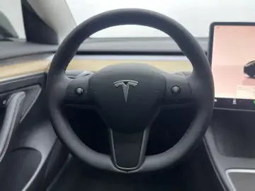 2022 Tesla Model 3 с пробегом 65 800 км