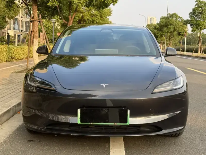 2023 Tesla Model 3 с пробегом 12 000 км