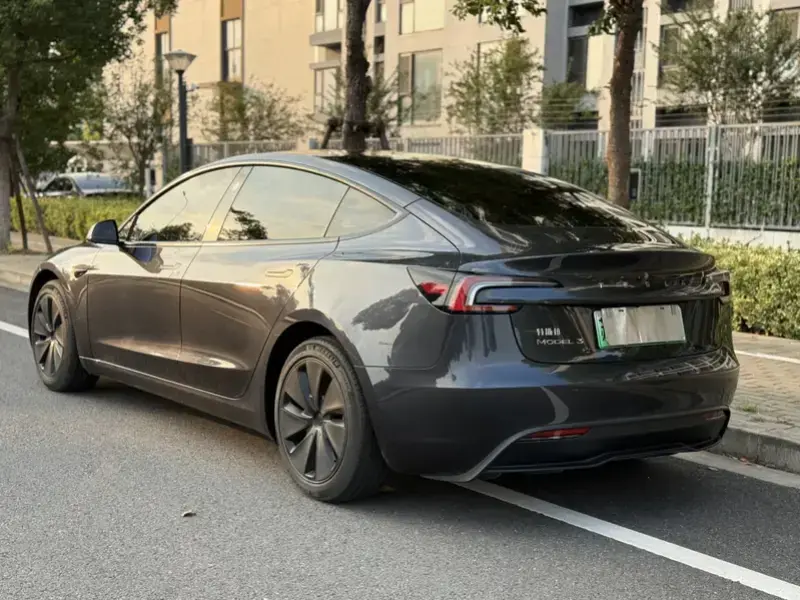 2023 Tesla Model 3 с пробегом 12 000 км