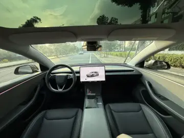 2023 Tesla Model 3 с пробегом 12 000 км