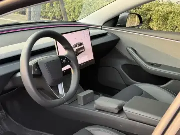 2023 Tesla Model 3 с пробегом 12 000 км