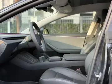 2023 Tesla Model 3 с пробегом 12 000 км