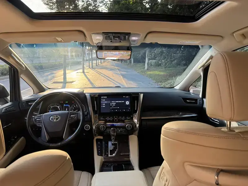 2021 Toyota Alphard с пробегом 123 000 км