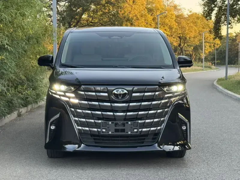 2023 Toyota Alphard с пробегом 49 000 км