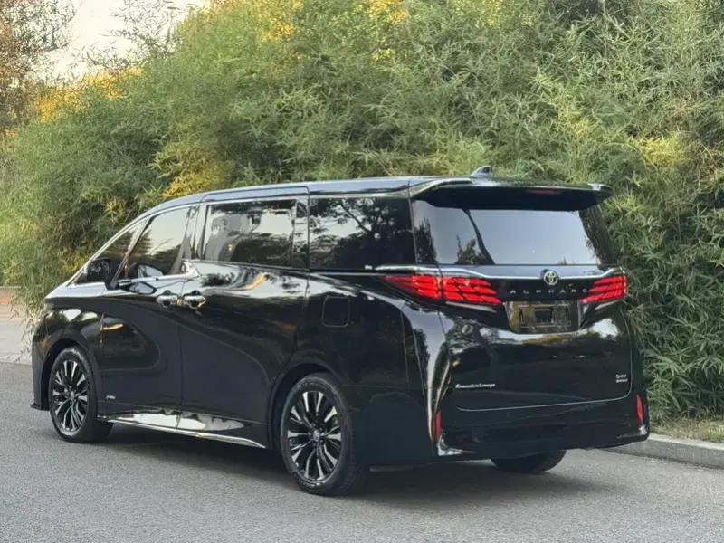 2023 Toyota Alphard с пробегом 49 000 км