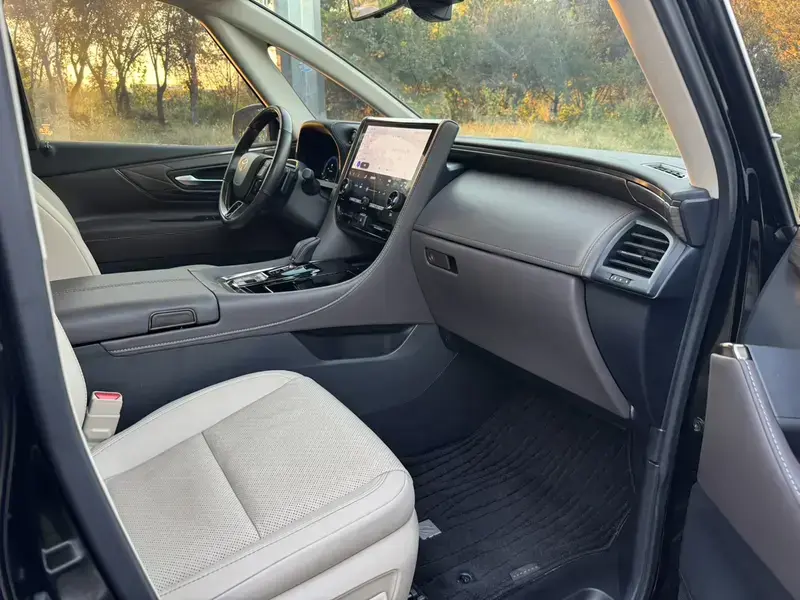 2023 Toyota Alphard с пробегом 49 000 км