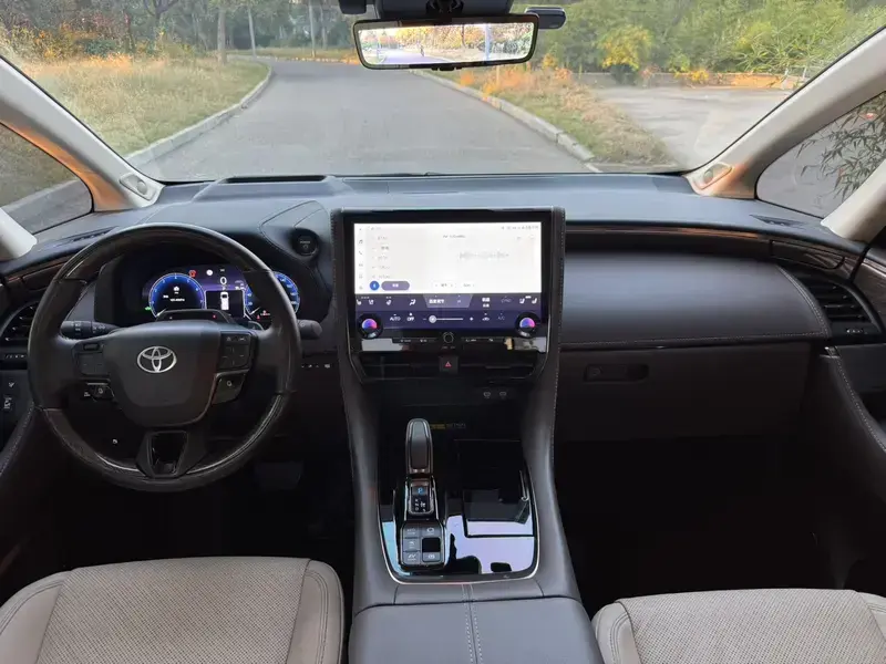 2023 Toyota Alphard с пробегом 49 000 км