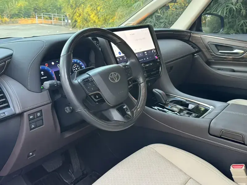 2023 Toyota Alphard с пробегом 49 000 км