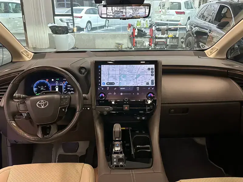 2023 Toyota Alphard с пробегом 50 000 км