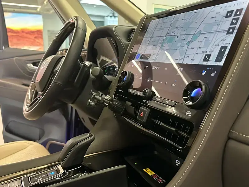 2023 Toyota Alphard с пробегом 50 000 км
