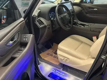 2023 Toyota Alphard с пробегом 50 000 км