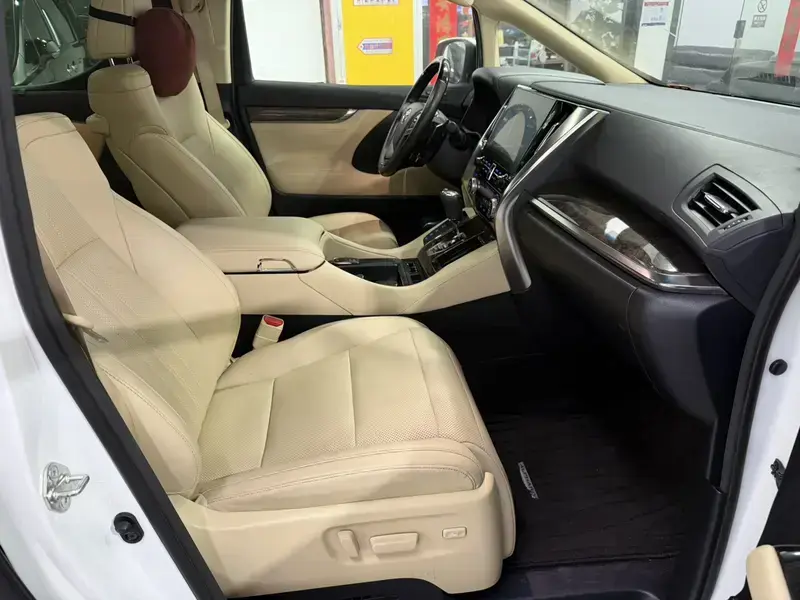 2021 Toyota Alphard с пробегом 95 000 км