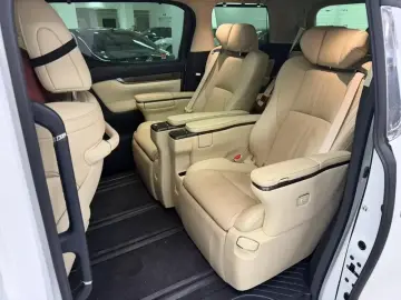 2021 Toyota Alphard с пробегом 95 000 км