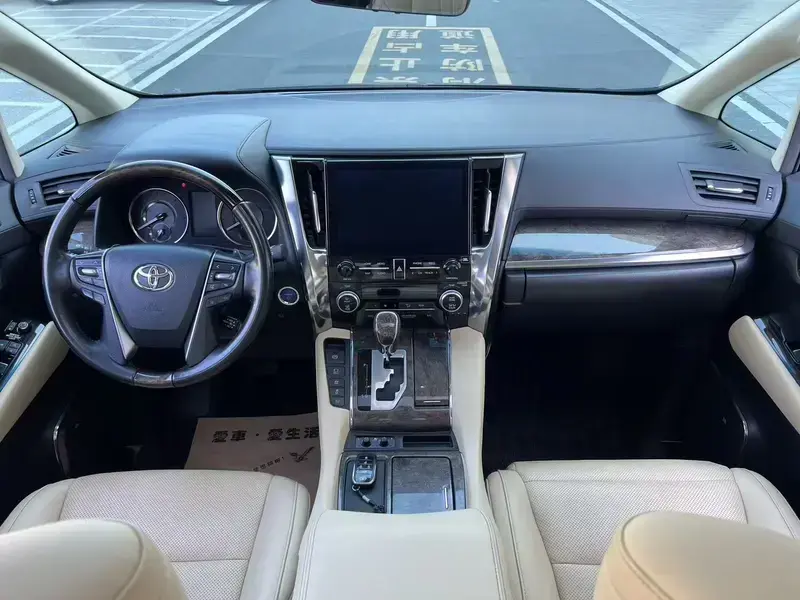 2021 Toyota Alphard с пробегом 108 000 км