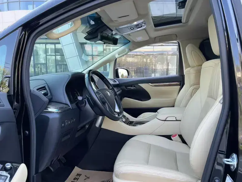 2021 Toyota Alphard с пробегом 108 000 км