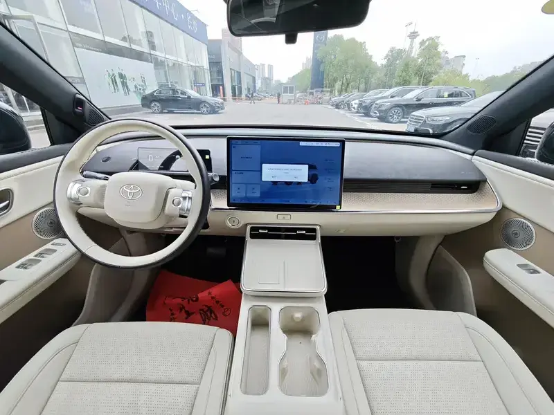 2025 Toyota bZ3X с пробегом 5 700 км