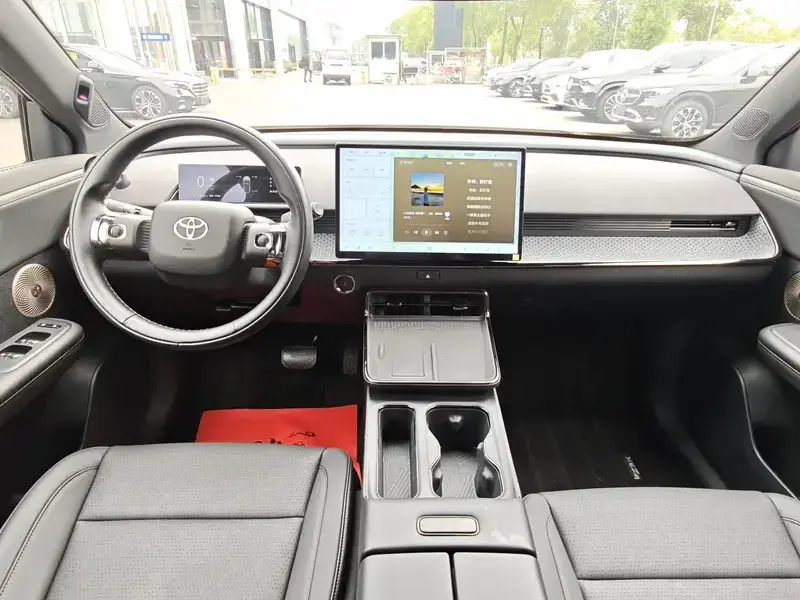 2025 Toyota bZ3X с пробегом 16 000 км