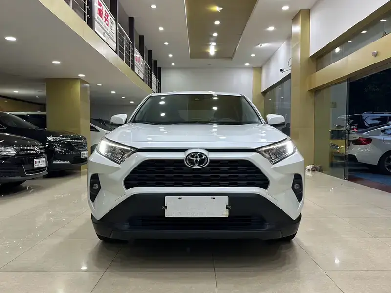 2023 Toyota RAV4 с пробегом 21 000 км